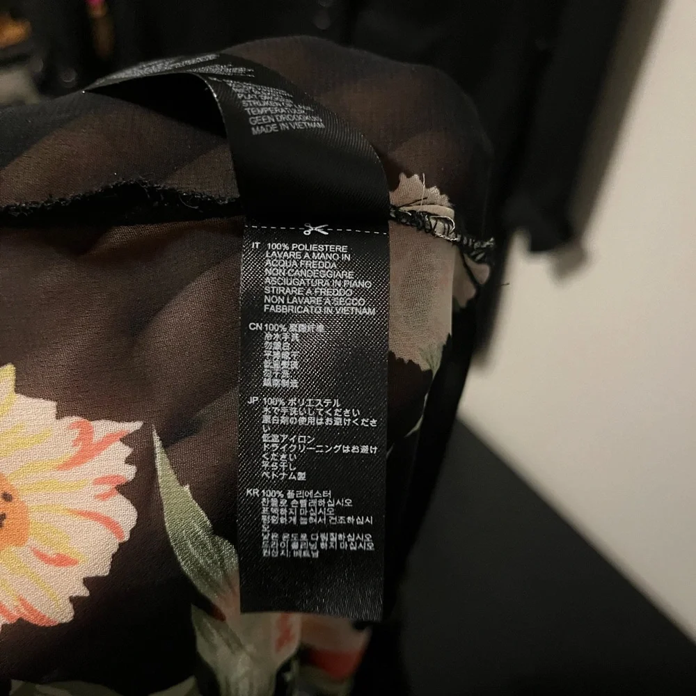 Forever 21 women’s sleeveless blouse. Black with floral pattern. Size M